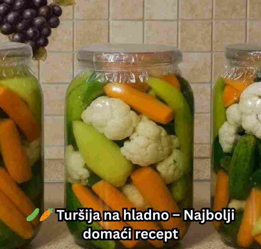 š Recept ā TurÅ”ija na hladno Sastojci: 2 kg krastavÄiÄa 1 kg Å”argarepe 1 kg karfiola 500 g paprike babure 200 g zelenog paradajza (po želji) 2 l vode 1 l alkoholnog sirÄeta 5 kaÅ”ika soli 5 kaÅ”ika Å”eÄera 1 konzervans (po želji, može i bez) 1 veza celera Priprema: PovrÄe dobro oprati i iseÄi na željene komade. U veÄoj posudi pomeÅ”ati vodu, sirÄe, so, Å”eÄer i po želji konzervans. U tegle slagati povrÄe, dodati celer, pa preliti pripremljenom teÄnoÅ”Äu. Dobro zatvoriti tegle i Äuvati na hladnom i tamnom mestu. ⨠Nakon par nedelja turÅ”ija je spremna ā hrskava, osvežavajuÄa i savrÅ”en dodatak svakom jelu!