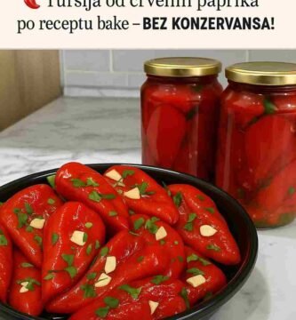 Sastojci: 3 kg crvenih paprika (mesnatih) 1,5 l vode 500 ml alkoholnog sirćeta 3 kašike šećera 2 kašike soli 1 glavica belog luka (isečenog na listiće) 1 kašičica bibera u zrnu Par grančica celera (po želji) Priprema: Paprike operi, očisti od semenki i preseci po dužini na pola. U većem loncu prokuvaj vodu, sirće, šećer i so — samo dok ne zakuva. U kipuću tečnost potopi paprike na 1 minut, zatim ih vadi i ređaj u tegle. U svaku teglu dodaj nekoliko listića belog luka, par zrna bibera i malo celera. Prelij vrućom tečnošću do vrha i odmah zatvori poklopcem. Tegle okreni naopačke i pokrij krpom dok se potpuno ne ohlade. Čuvanje: Drži na hladnom i tamnom mestu — paprike ostaju hrskave, mirisne i preukusne mesecima! 🌶️