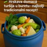 Sastojci: 3 kg krastavaca 3 kg karfiola 2 kg šargarepe 2 kg zelenih paradajza 1 kg paprike (babure ili ljute po želji) Par glavica belog luka Grančice celera, rena i bibera u zrnu Za rastvor (naliv): 5 l vode 400 ml alkoholnog sirćeta 3 kašike soli (ne jodne) 2 kašike šećera Priprema: Povrće dobro operi i očisti, zatim iseckaj na komade po želji. Na dno bureta složi nekoliko grančica rena, celera i malo belog luka. Ređaj slojeve povrća – karfiol, šargarepu, papriku, krastavce i paradajz. U loncu prokuvaj vodu, sirće, so i šećer — samo da provri. Vrućim rastvorom prelij povrće u buretu, sve dok ne bude potpuno potopljeno. Pokrij poklopcem i optereti tanjirom i težinom da povrće ostane pod tečnošću. Čuvaj na hladnom mestu i povremeno proveri — za 10–15 dana turšija će biti hrskava, mirisna i spremna za uživanje! Saveti: Koristi ne jodiranu so – ona čuva hrskavost. Dodaj nekoliko zrna senfa ili bibera za poseban miris. Ako voliš pikantnije, ubaci par ljutih feferona. 🥗 Uživaj u ukusu prave domaće turšije – bez konzervansa, po starinskom receptu! 📌 Zaprati stranicu i sačuvaj još bakin’ recepata za zimu! ❄️